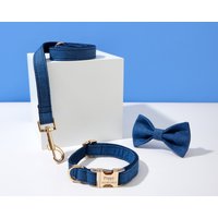 Navy Denim Hundehalsband Mit Namensgravur, Personalisiertes Für Jungen Welpe Hund, Hochzeit Hundehalsband, Halsband Und Leinenschleife von Bobocollar