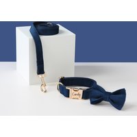 Personalisiertes Marineblaues Samt Hundehalsband Bogen, Individuelles Hundehalsband, Designer Mit Namen, Dickes Hochzeit Hundegeschenk von Bobocollar