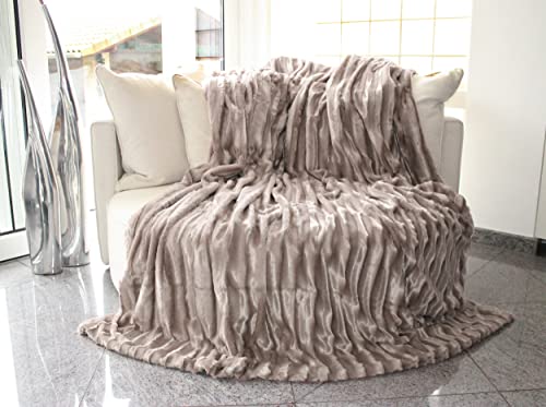 Brandsseller Felldecke 150 x 200 cm Hochwertige Kuscheldecke Sofa Decke Wohndecke Tagesdecke Flauschiges Kunstfell Taupe-Beige von Brandsseller
