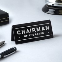 Schwarzes Schreibtisch Schild "Chairman Of The Bored' von CGBGiftware