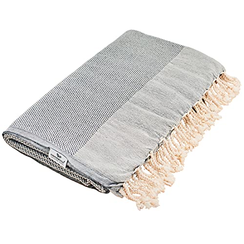 Carenesse Tagesdecke Favo Queen Size 240 x 200 cm grau-blau I Edle & zarte Wohndecke aus 100% Baumwolle mit feiner Strickoptik I Dünner Überwurf für Bett & Sofa I Plaid hochwertig & stilvoll von Carenesse