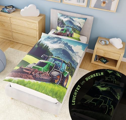 Carpe Sonno Kinderbettwäsche 135x200 Jungen + 10 Spiele - Leuchtende Kinder Bettwäsche Glow in The Dark - Schlepper Bettwäsche Kinder Baumwolle - Traktor Bettwäsche mit Leuchteffekt Kinder von Carpe Sonno