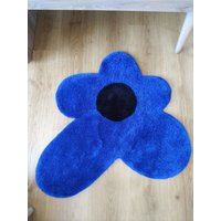 Kleiner Handbestickter Wollteppich Mit Blauen Blumen von ColorfulYarnStory