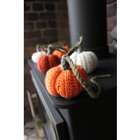 Crochet Kürbis Girlande Dekor | Herbst Halloween-Dekoration von CosyCoveUK