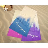 Personalisiertes Strandtuch Im Tie-Dye-Design von CustomCooper