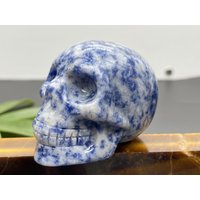 2'' Natürlicher Handgeschnitzter Blauer Punkt Stein Totenkopf, Kristall Totenkopf Geschnitzt, Edelstein Geschnitzter Kristallschädel Heilstein von DBGlassPainting