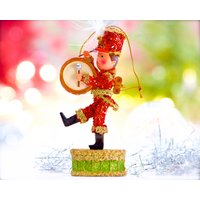 Vintag 4.75" Glittered Resin Drummer Ornament - Spielender Trommler Urlaub, Weihnachten, Xmas Musiker Engel Sku 30-407-00033566 von DansandAdiHomeDecor