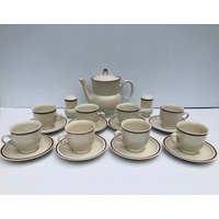 Vintage Japan Steingut Kaffee/Teekanne Set, Lässige Eleganz Hearthside, Beige & Braun Band Serviertopf, Untertassen, Salz Und Pfeffer, 25 Stück von DeMarsVintage