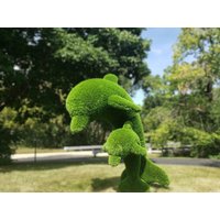 Outdoor Animal Delfine Topiary Grüne Figuren 39 "Kunstgras Bedeckt, Ideal Für Haus, Garten Oder Geschäft." von DecorFactoryStudio