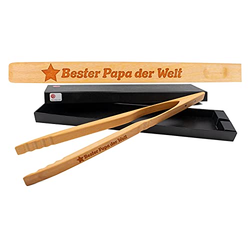 Zetzsche Design-Grillzange mit Gravur 'Bester Papa der Welt' inkl. Geschenkverpackung, Geschenk zum Vatertag oder Geburtstag, Holzzange Greta perfekt zum Grillen, Raclette oder Küche, 60 cm von Deitert