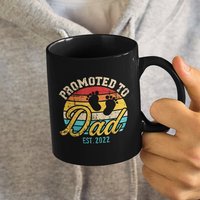 Befördert Zu Dad Est. 2023 | 2024 Oder Ein Beliebiges Jahr, Custom Year New Father Niedliche Vintage Kaffee-/Teetasse | 11 15 Unzen - Schöne von DesignsByPascal