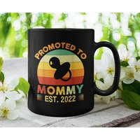 Befördert Zu Mommy Est. 2023 | 2022 Oder Ein Beliebiges Jahr, Custom Year New Mother/Mom Cute Kaffee Tee-Tasse | 11 15 Unzen - Schöne Qualität von DesignsByPascal