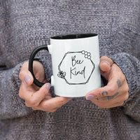 Biene Kind, Süße Kaffeetasse | 11 Oder 15Oz - Schöne Premium-Qualität Geschenkidee | Erhältlich Mit Farbiger Innenseite Und Griff von DesignsByPascal