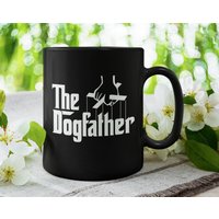 Der Hundevater, Hundepapa/Papa, Hundeliebhaber Lustige Süße Kaffeetasse | 11 Oder 15 Unzen - Schöne Premium-Qualitäts-Geschenkidee | Schwarz von DesignsByPascal