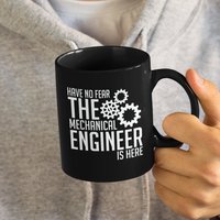 Haben Sie Keine Angst, Der Maschineningenieur Ist Hier, Lustige Kaffeetasse | 11 Oder 15 Unzen - Schöne Premium-Qualitäts-Geschenkidee | Schwarz von DesignsByPascal