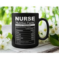 Krankenschwester Nährwerte, Beste Süße Kaffeetasse - Schöne Premium-Qualitäts-Geschenkidee | Schwarz, Weiß Oder Farbig Innen/Griff von DesignsByPascal