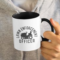 Lawn Enforcement Officer, Papa/Vater Niedliche Lustige Kaffeetasse | 11 Oder 15 Unzen - Schöne Premium-Qualitäts-Geschenkidee | Erhältlich Mit Farbe von DesignsByPascal