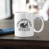 Lawn Enforcement Officer, Vater/Papa Süße Lustige Kaffeetasse | 11 Oder 15 Unzen - Schöne Premium-Qualitäts-Geschenkidee | Weiß, Schwarz Mit Farbe von DesignsByPascal