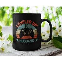 Leveled Up To Ehemann, Gamer Neuer Ehemann Niedliche/Lustige Kaffeetasse | 11 Oder 15 Unzen - Schöne Premium-Qualitäts-Geschenkidee | Schwarz von DesignsByPascal