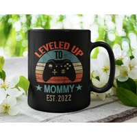 Leveled Up To Mommy Est. 2023 | 2022 Oder Jedes Jahr, Custom Year Gamer New Mom/Mother, Cute Lustige Kaffee Teebecher | 11 15 Unzen von DesignsByPascal