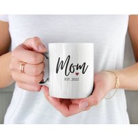 Mama Est. 2022 | 2023 Oder 2021, Custom Year New Mother Cute Kaffee/Tee-Tasse | 11 15 Unzen - Schöne Qualität Geschenkidee | Erhältlich Mit Farbe von DesignsByPascal