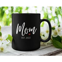 Mom Est. 2024 | 2025 Oder Jedes Jahr, Individuelles Jahr, Neujahr, Mutter, Süße Kaffee-/Teetasse | 11 15Oz - Schönes Hochwertiges Geschenk von DesignsByPascal