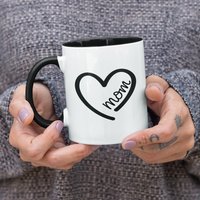 Mama in Einem Herz, Mutter Süße Kaffeetasse | 11 Oder 15 Unzen - Schöne Premium-Qualitäts-Geschenkidee | Erhältlich Mit Farbiger Innenseite Und Griff von DesignsByPascal