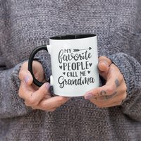 Meine Lieblingsmenschen Nennen Mich Oma, Großmutter Niedliche/Lustige Kaffeetasse | 11 Oder 15 Unzen - Schöne Qualitäts-Geschenkidee | Bunt von DesignsByPascal