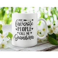 Meine Lieblingsmenschen Nennen Mich Oma, Großmutter Niedliche/Lustige Kaffeetasse | 11 Oder 15 Unzen - Schöne Qualitäts-Geschenkidee | Weiß von DesignsByPascal