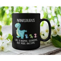 Nanasaurus Wie Eine Normale Oma Aber Noch Toller, Coole Großmutter Dinosaurier, T-Rex Lustige Kaffeetasse | 21 Oder 15Oz - Hochwertige Geschenkidee von DesignsByPascal