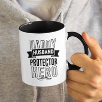 Papa Mann Beschützer Held, Vater/Süße Kaffeetasse | 11 Oder 15Oz - Schöne Premium Qualität Geschenkidee | Mit Farbe Erhältlich von DesignsByPascal