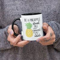 Sei Ein Ananas-stand Groß, Trage Eine Krone Und Sei Innen Süß, Süße Kaffeetasse | 11 Oder 15 Unzen - Schöne Geschenkidee in Premiumqualität von DesignsByPascal