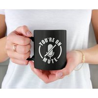 You're On Mute, Zoom Meeting Lustige Kaffeetasse | 11 Oder 15Oz - Schöne Premium-Qualität Geschenkidee | Schwarz, Weiß Farbige Innenseite & Griff von DesignsByPascal