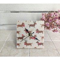 Uhr Aus Marmorfliese Inkl. Holzständer, Kleine Tischuhr, Regaluhr, Standuhr Mit Dachshund Motiv von DevinitaArtCreation