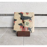Uhr Aus Marmorfliese Inkl. Holzständer, Kleine Tischuhr, Regaluhr, Standuhr Mit Dachshund Motiv von DevinitaArtCreation