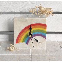 Uhr Aus Marmorfliese Inkl. Holzständer, Kleine Tischuhr, Regaluhr, Standuhr Mit Regenbogen Motiv von DevinitaArtCreation