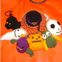 Halloween Ornamente, Amigurumi Häkeln, 7Er Set, Fledermaus, Gespenst, Hut, Eule, Kürbis, Schädel, Spinne, Kammzug, Acrylgarn von DiVerseBlessings