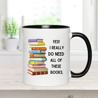 Ja, Ich Brauche Wirklich All Diese Bücher Tasse Geschenk Für Buchliebhaber, Bücherwurm Kaffeetasse, Autor von DiandDrew