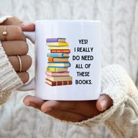Ja, Ich Brauche Wirklich Alle Diese Bücher Lustige Kaffeetasse Für Buchliebhaber, Bücherwurm Tasse, Autor Geschenk, Buchclub von DiandDrew