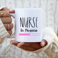 Krankenschwester-Laufenden Kaffeebecher. Lustiges Krankenpflegeschulgeschenk, Zukunft Rn, Krankenschwester-Becher, Krankenschwester-Praktiker von DiandDrew