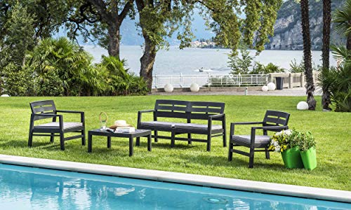 Dmora Outdoor-Lounge mit 2 Sesseln 1 Sofa 1 Couchtisch mit Kissen, Made in Italy, Farbe Anthrazit von Dmora