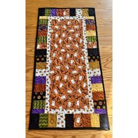 Halloween Quilted Table Topper/Tischset - 33, 75 "x 14" Rectangular von DrenasDesigns