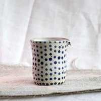 Custommade Polka Dot Krug, Marine Weißer Milchkrug, Geschenk Für Sie, Handgemachte Untertasse Einzigartiger Kleiner Bauernhausgeschenk, Tabletop von EeliArtStudio