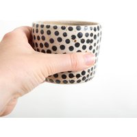 Made To Order Keramik Becher, Geschenk, Schwarz Weiß Tasse, Handgemachte Kaffeetasse, Bauernhausstil Unikat B/W Polka Dots von EeliArtStudio