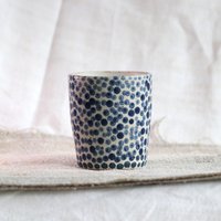 Rain Blau Weiße Becher, Custommade Keramikbecher, Navy Elfenbein Handgefertigte Kaffeetassen, Gefäße Im Landhausstil, Nachhaltig Hergestellt von EeliArtStudio