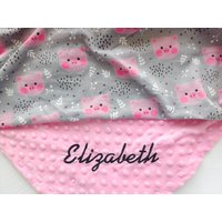 Personalisierte Babydecke Rosa Schwein Baby Mädchen Decke Neugeborenen Geschenk Shower Stickerei Name Custom von EmblifeDesign