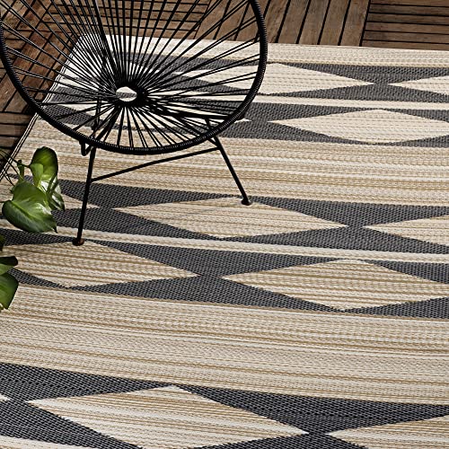 FAB HAB Geometrischer Neutraler Tribal Teppich für den Außenbereich Wasserfest Lichtecht Knitterfrei Reversibel Recycelter Kunststoff Terrasse Veranda Balkon Terrasse - Cairo NaturalBlack 240cmx300cm von Fab Habitat