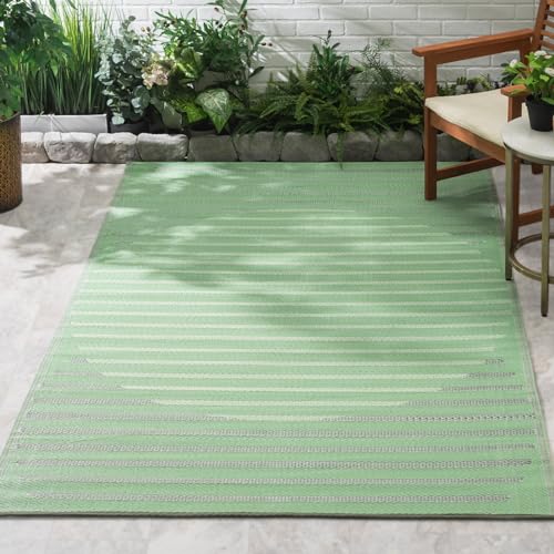 FAB HAB Gestreift Outdoor Teppich - Wetterfest, Farbecht, Wendbar - Recycelter Premium-Kunststoff - Terrasse, Balkon, Garten, Bad, Flur - Kunststoffteppich Kyoto - Grün - 240 x 300 cm von Fab Habitat