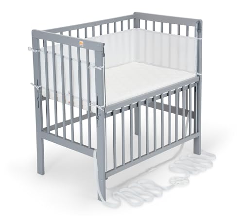 FabiMax Baby Beistellbett Flex mit innovativem Seitengitter für Boxspringbett, inkl. Matratze und Nestchen aus Netzstoff, Buche massiv grau, Air/weiß mit Punkteband von FabiMax