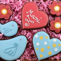 Handmade Geschenk Zum Muttertag. Vögel, Herzen, Blumen Cookies Im Geschenkkarton Mit Grußkarte von FestKeksShop